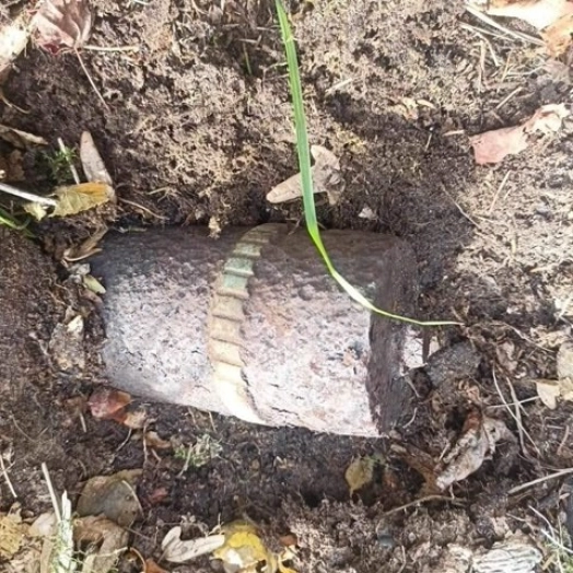 Podczas grzybobrania mężczyzna zamiast grzybów odnalazł pocisk przeciwpancerny.