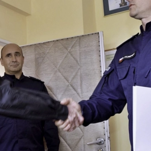Policjant z Elbląga podczas wakacyjnego wypoczynku uratował dwóch chłopców, którzy wypadli z kajaka.