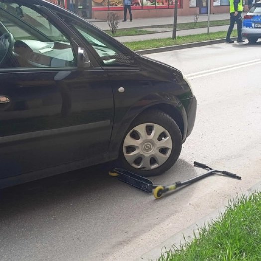 11-latek korzystający z hulajnogi potrącony przez samochód osobowy.