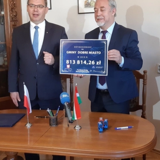 Wojewoda warmińsko-mazurski podpisał pierwsze umowy na dofinansowanie z tegorocznej edycji Funduszu Dróg Samorządowych.