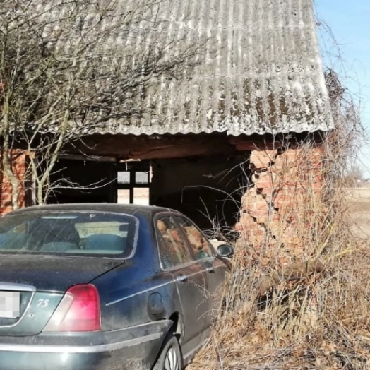 W Milewie niedaleko Ełku rozpędzony samochód uderzył w dom.