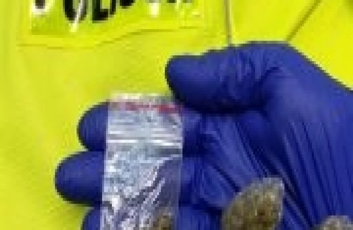 {Policjanci kryminalni z Elbląga zatrzymali 30-latka, który miał w swoim mieszkaniu ponad pół kilograma narkotyków. Mężczyzna usłyszał już zarzut usiłowania wprowadzenia do obrotu znacznej ilości środków odurzających. Został tymczasowo aresztowany na }