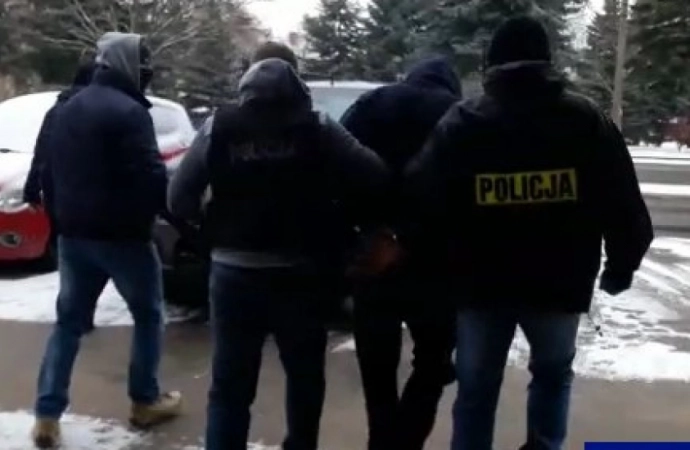 {Policjanci z Komendy Wojewódzkiej Policji w Olsztynie zatrzymali 38-letniego Marcina K. Mężczyzna poszukiwany był m.in. za pobicia i oszustwa. Kompletnie zaskoczonego mężczyznę policjanci zatrzymali w jednym z pensjonatów na terenie powiatu bartoszyc}