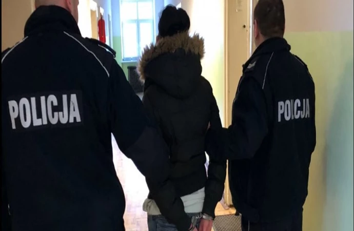 {Najbliższe 3 miesiące spędzi w areszcie 24-letnia mieszkanka Lidzbarka Warmińskiego podejrzana o to, że pobiła swoją znajomą i zabrała jej 2 telefony komórkowe oraz pieniądze. Miała być to zemsta za odbicie chłopaka, które miało mieć miejsce… 16 lat }