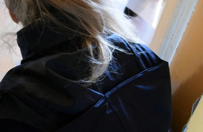 {31-letnia mieszkanka Olsztyna zostawiła w mieszkaniu czwórkę swoich dzieci i poszła do koleżanki. Gdy wróciła, czekali na nią policjanci, którzy po badaniu trzeźwości wykryli u kobiety  pół promila alkoholu. Teraz ze swojego zachowania będzie musiała}